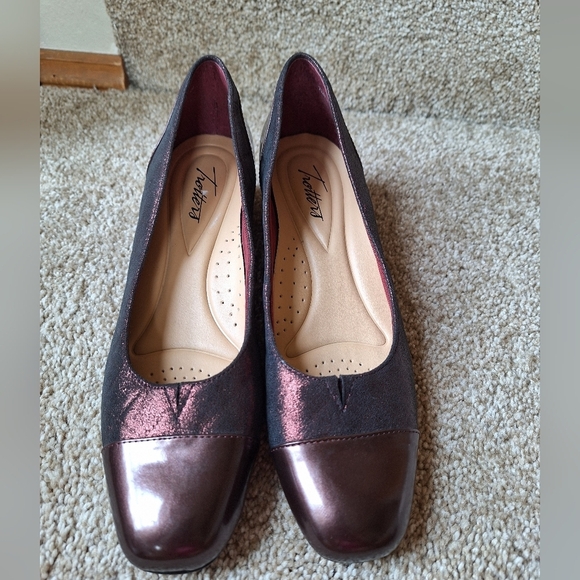 NWOT Trotters Danelle Burgundy Shimmer/Patent Pump. Womens size 7.5N - Picture 5 of 10